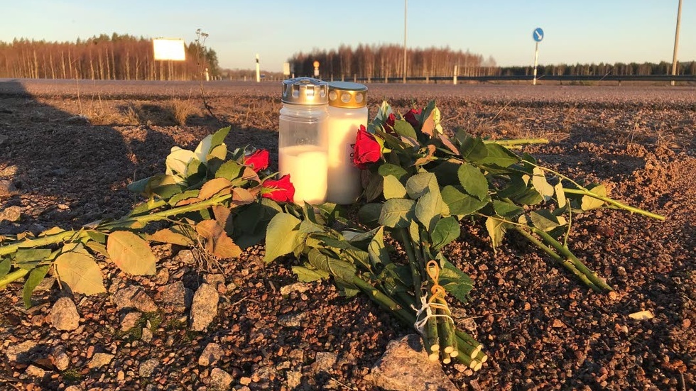 På olycksplatsen hedras den omkomne mannen med ljus och blommor.