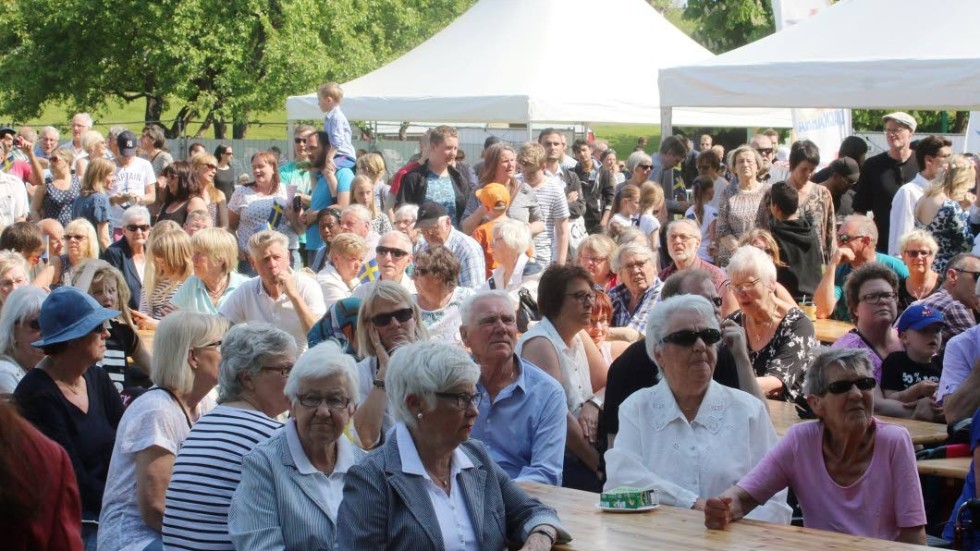 Befolkningen ökar i Vimmerby även 2018. 36 fler invånare innebär en folkmängd på 15 764 invånare. Bilden är tagen på nationaldagsfirandet i Källängsparken 2015 där ett antal nya medborgare välkomnades.