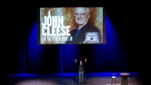 Fullt hus för sliten Cleese