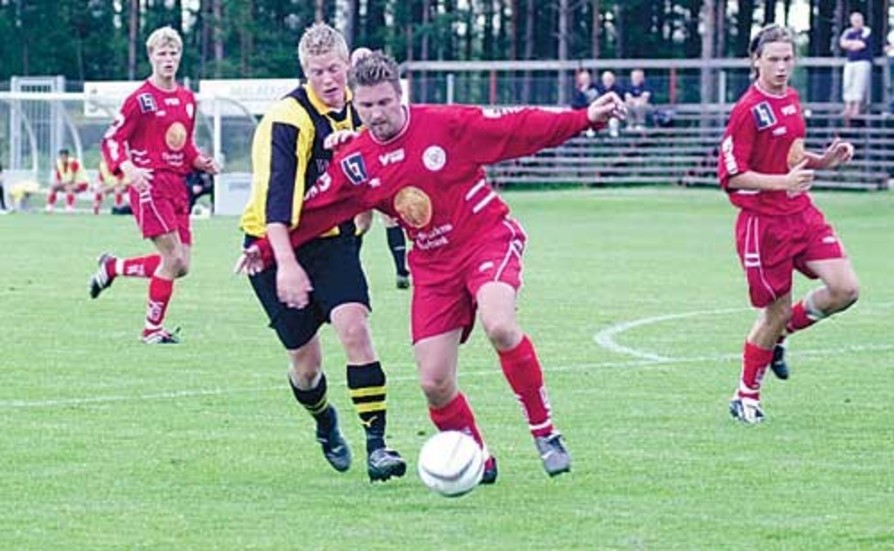 Klämd. Västervik klämde till Gullringen ordentligt på Gullemon på måndagskvällen. 2-5 slutade matchen.