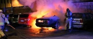 Flera bilar skadades i brand