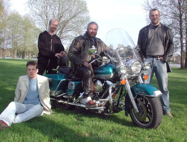 Jonas Hagberg, Kent "Flisan" Johansson, Inge Andersson och Johan Kling hoppas att många vill besöka dem när de ordnar motorcykelns dag på lördag.