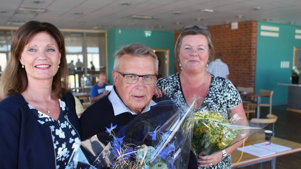 Ordförande Yvonne Anglesjö tackade av Ulrik Bergmark och styrelseledamoten Annika Kindeberg efter Vita Hästens årsmöte.