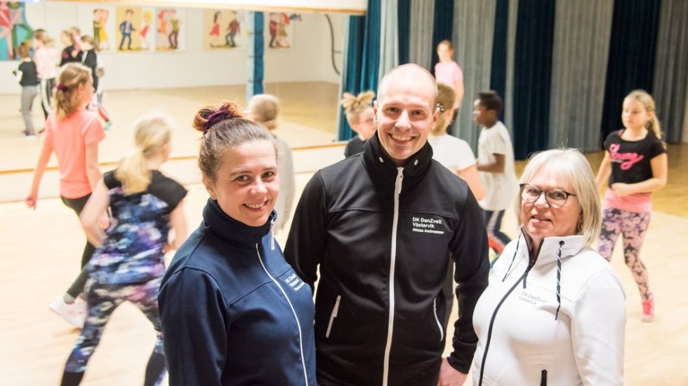 Therese Jonsson, Niklas Andreassen och Yvonne Nyman ser fram emot mars månad som är späckad av dansaktiviteter. I bakgrunden är det dansare i kursen Attitude som tränar.