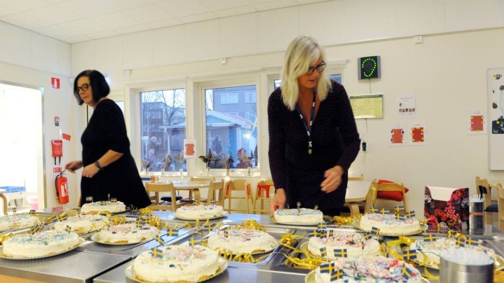 Susanne Myrgård och Pia Lindberg hjälps åt med att ställa fram tårtorna och att dekorera med flaggor och serpentiner.