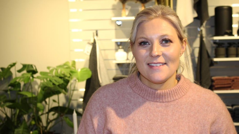 Anna Dahl på Boligheter i Västervik berättar att butiken kommer att ha längre öppettider under Black Friday,