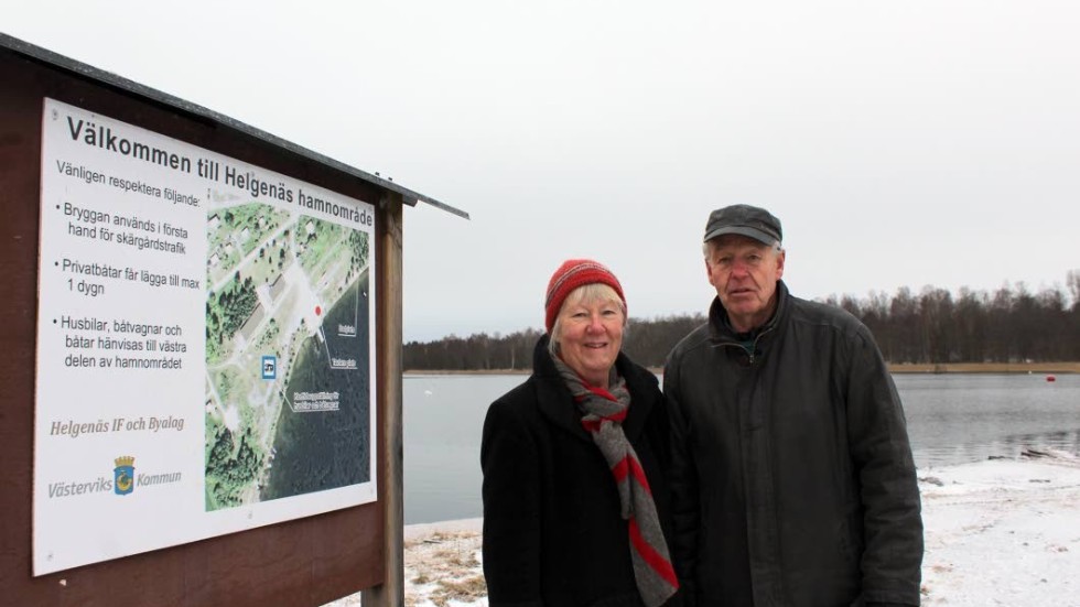 Monika och Bertil Hellman vill ha en ny ångbåtsbrygga i Helgenäs, som ersättning för den som revs i förra veckan.
