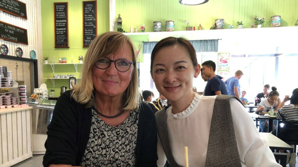 Anna Mellergård startade ett kultrurcenter i Kina. Yanni Shizhou besökte det ofta och det fick henne att flytta till Sverige. I Mariannelund möttes de av en ren tillfällighet.