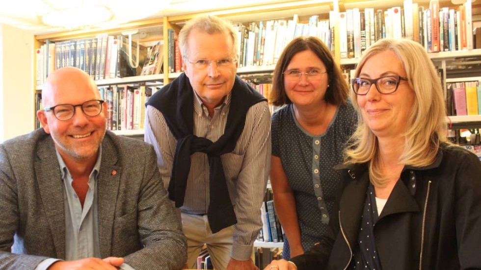 Peter Högberg, Jacob Käll och Anna Olausson i styrgruppen välkomnar projektledare Erica Månsson, t h, som nu sätter igång med förstudien.