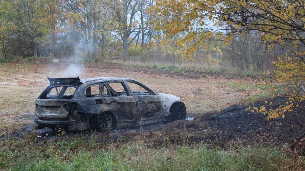 Flyktbilen lämnades utbränd i en skogsdunge utanför Åtvidaberg