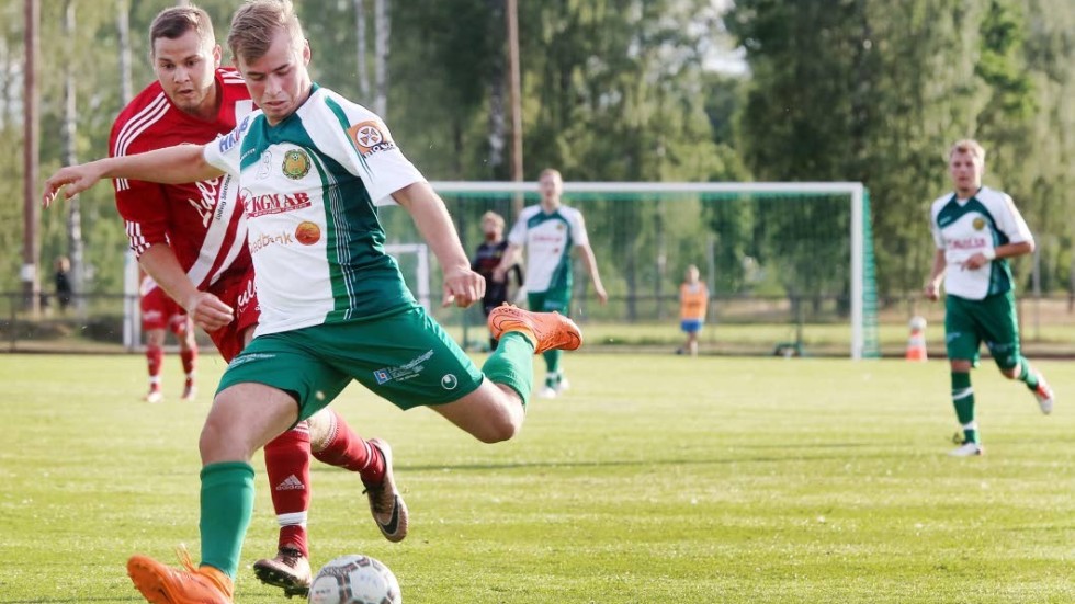 Stanna i Hultsfred eller satsa i Vimmerby? Ludwig Strömbom funderar fram och tillbaka på sin fotbollsframtid.