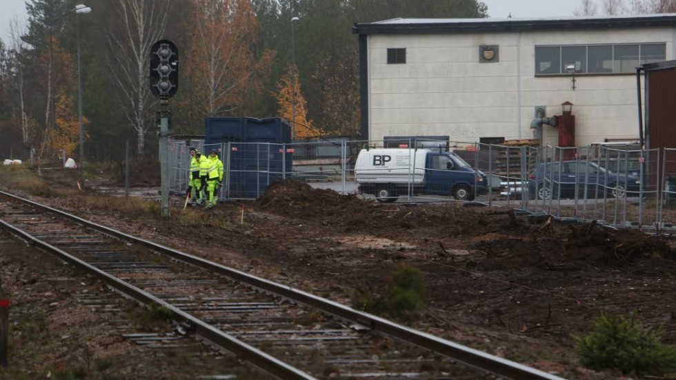 Jobbet med att bygga stängsel längs järnvägen i Hultsfred är i full gång. På så vis hoppas trafikverket slippa folk som tar genvägen över spåret.
