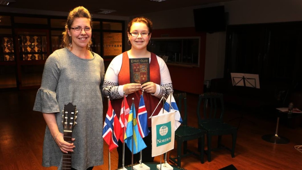 Malin och Alice Fjällman svarade för sång och musik, när föreningen Norden kurade skymning på biblioteket.