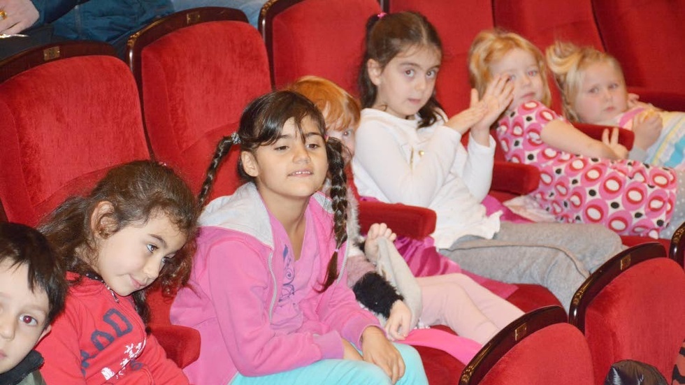 Spännande och lite pirrigt att vänta på teaterföreställningen för de här barnen från förskolöan I Storebro.