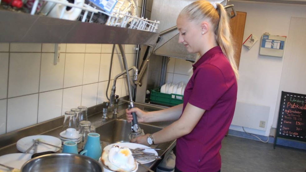 Julia Rosin märker inte att det är minskat tryck i kranen när hon diskar efter frukostgästerna.