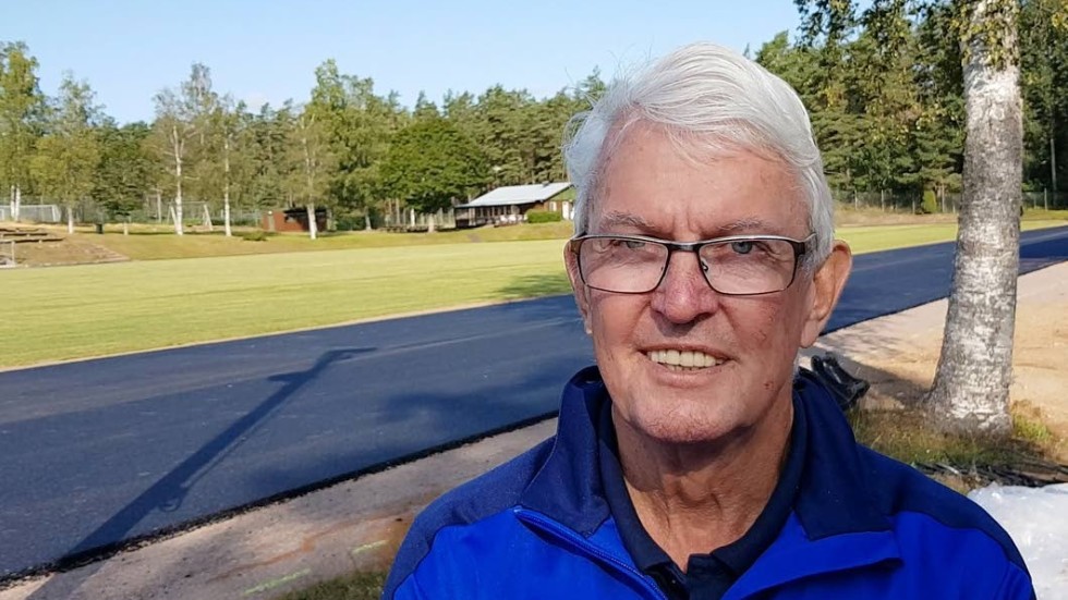Håkan Danielsson ordförande i Södra Vi IF är nöjd över de nya allväderbanorna som äntligen byggs. "Det blir ett lyft och öppnar för fler friidrottare" säger han.