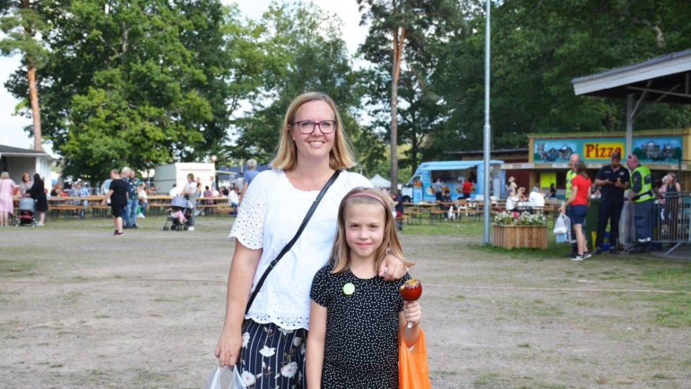 Att gå på Hultsfreds marknad är lite utav en tradition för Sandra och Stina Tidman.