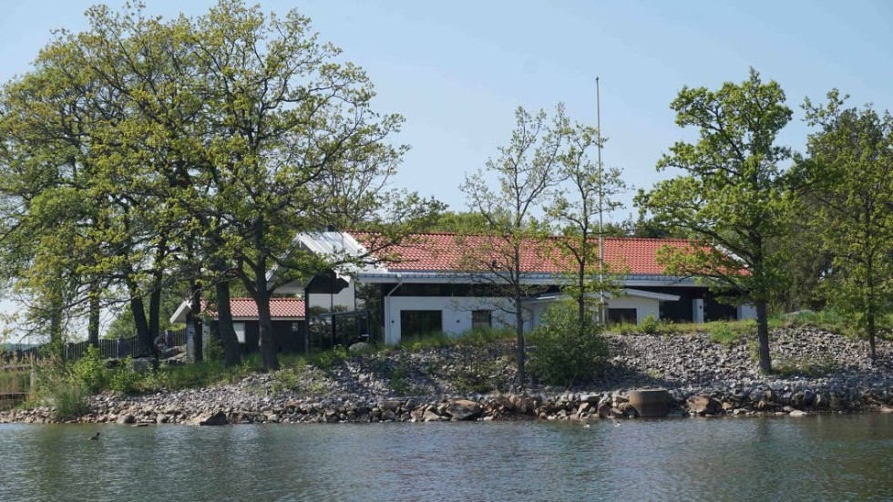 När tomten vid Kålgårdsviken bebyggdes på 1800-talet var det som bostad. En konsult som den nuvarande ägaren anlitat skriver att strandskyddsdispens därför borde ges för bostad även nu.