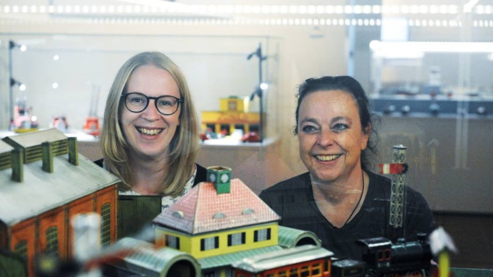Museipedagogen Maria Lönnegren Wikensten och Eva Andrén, föremålsansvarig på Västerviks museum bjuder in till en kväll med leksakstema på museet. Leksakssamlaren Tobias Hultqvist kommer och berättar om sin samling som just nu visas på museet.