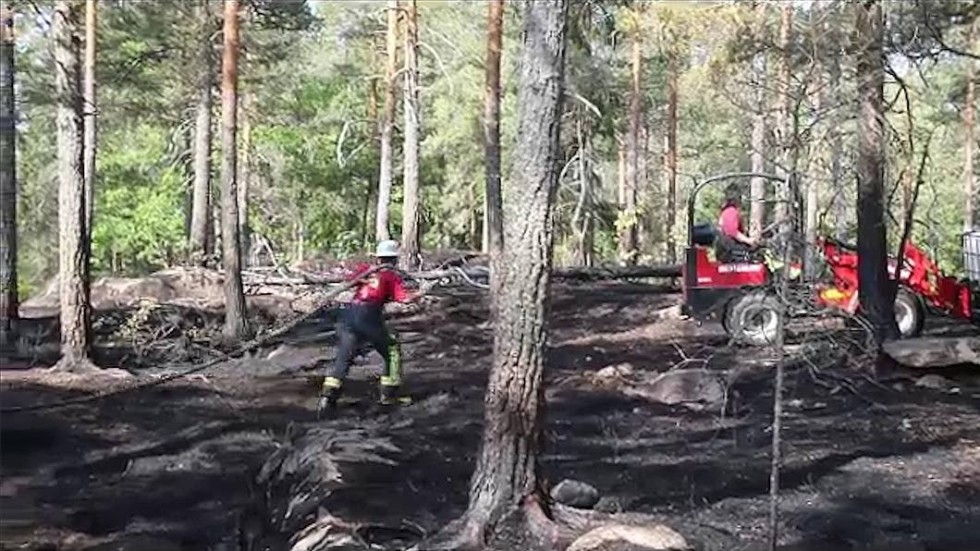 Eftersläckning av skogsbranden i Hjorted.