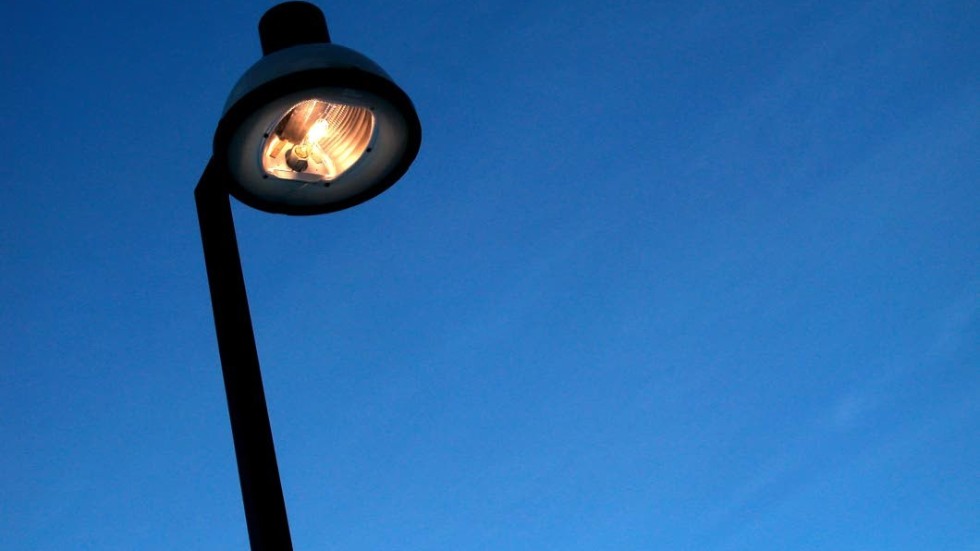 Att släcka gatubelysningen under Earth Hour ger fel signaler, tycker skribenterna.