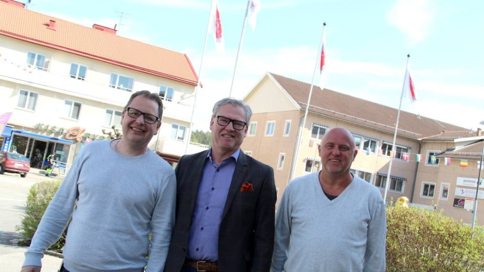 Kindapolitikerna Lars Karlsson (L), Thomas Fransson (M) och Magnus Lidén (S) ska ta fram en plan för att spetsa Kindas marknadsföring.