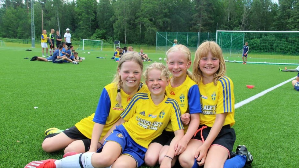 "Vi ska bli fotbollsproffs", säger Elvira Westerling, Felicia Viveland, Emma Westin och Nike Lönning som var några av deltagarna på landslagets fotbollsskola i Kisa.