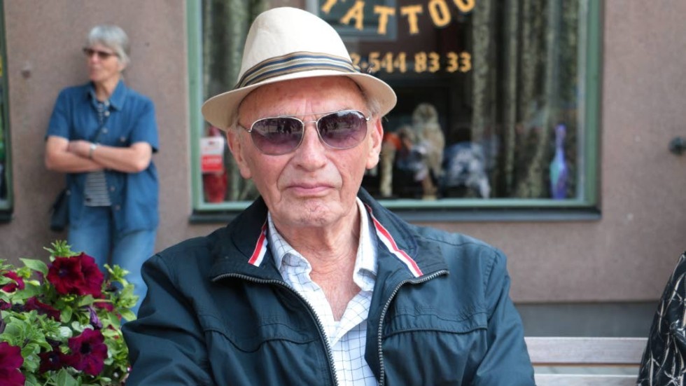 Torsten Gustafsson 93, fick veta om branden från sina barn, och han tog en sväng för att titta.