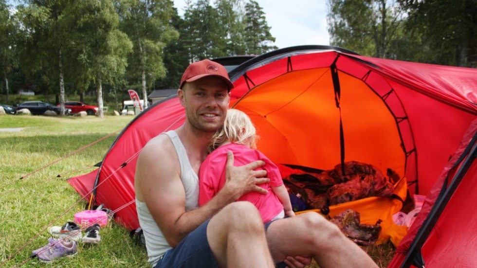 "Den här campingen är som en naturcamping, med tanke på läget, men har alla bekvämligheter man behöver", säger Oscar Plogmark från Stockholm, som ser till att tvååriga Tilde kommer i stämning för middagsluren.