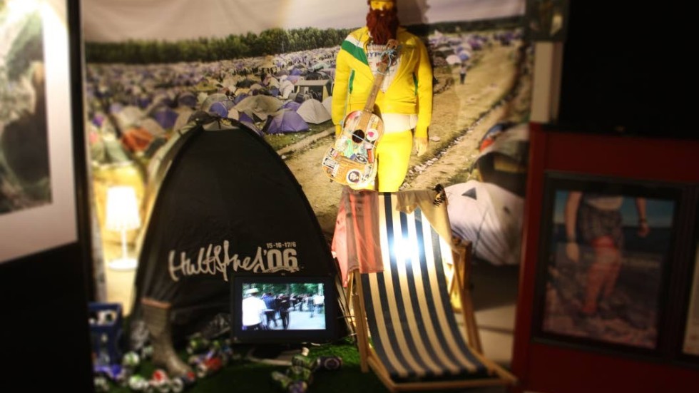 På utställningen får besökare en inblick i hur campingen på Hultsfredsfestivalen kunde se ut.
