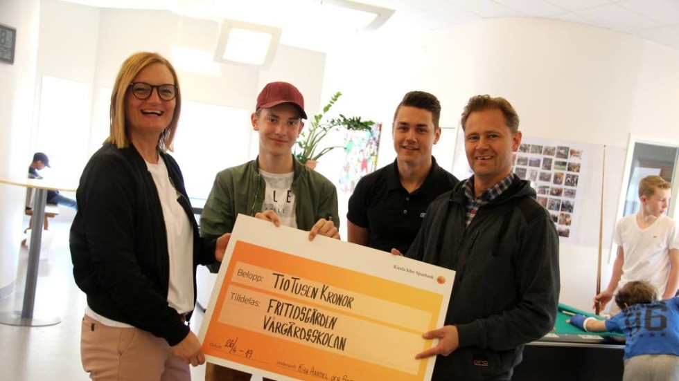 Fritidsledare Märit Björk och eleven Jonathan Eldskott tog emot checken på 10 000 kronor från Lukas Lindberg och Morgan Alm.