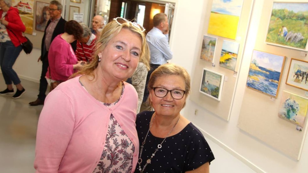 Madeleine van Nigtevecht och Birgitta Björkhammer är båda nöjda med årets sommarutställning.