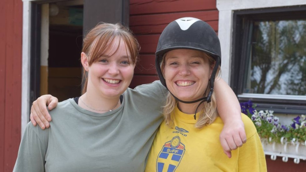 Ledaren Siri Granath och deltagaren Anna Danielsson har roligt tillsammans på lägret.