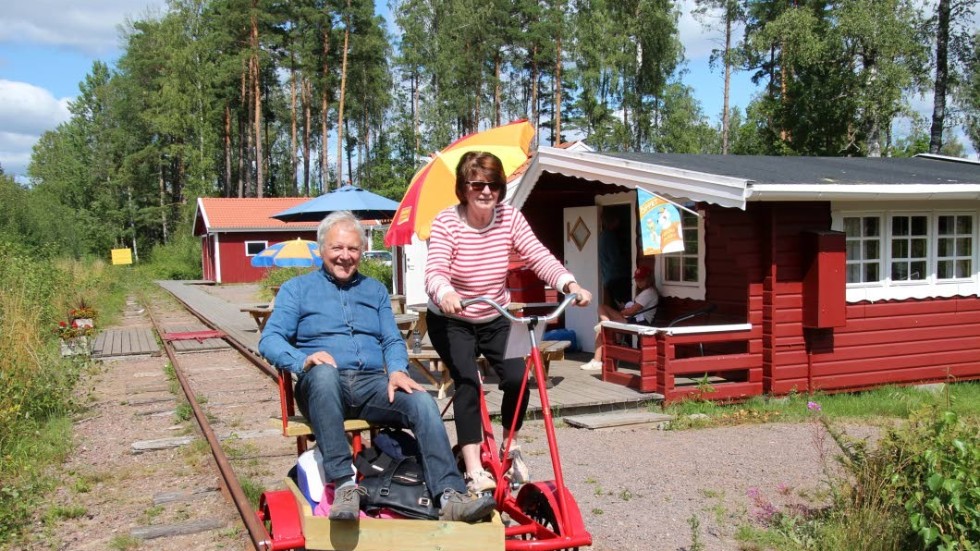 Carl Axel Centerstig och Gunilla Aronsson passade på att ta en tur till Målilla, där de skulle stanna på fika med barn och barnbarn.