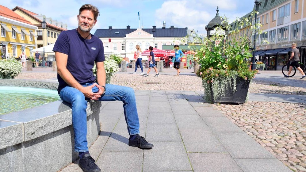 8000 besökare ställde frågor inne på Vimmerby Turistbyrå under juli. "Sedan vi slopade vårt eget bokningssystem för några år sedan har vi även fått mer tid, vilket gör att många stannar och samtalar längre än förr. " berättar turistchef Peter Göransson.