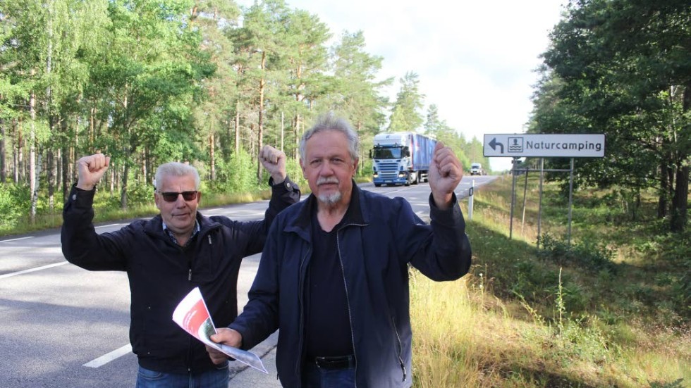 Trafikverket ändrar sina planer. Inge Adolfsson och Kent Karlsson jublar sedan Målilla Samhällsförening fått gehör för sin önskan om en gångtunnel under riksväg 23/34 i samband med att en ny 2+1-väg byggs mellan Målilla och Hultsfred. Det har medlemmarna kämpat för i många år.