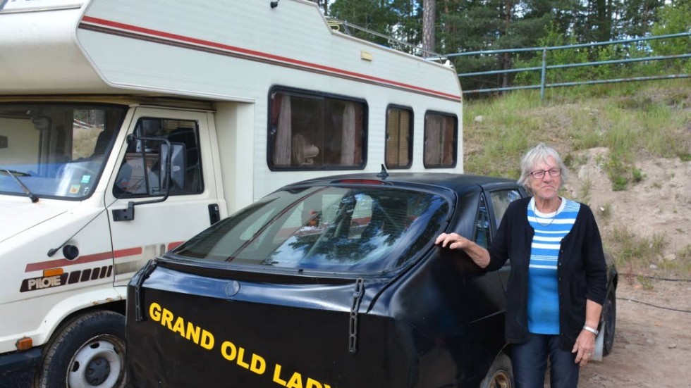 Evy Nestor, 77 år, här tillsammans med bilen hon fick i 75-årspresent, kör i damklassen på fredag.