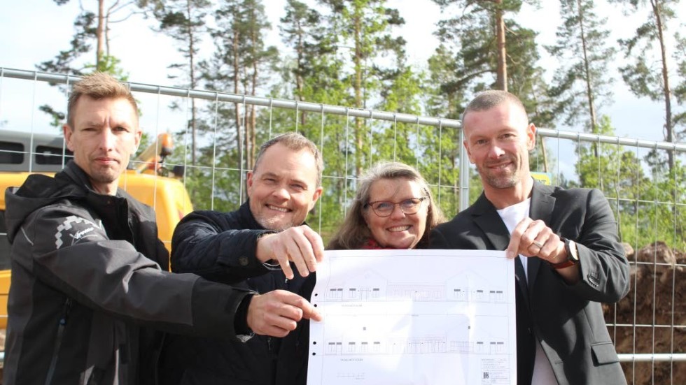 Mikael Sjöberg, Joakim Lehman, Ann Hemmingsson och Rikard Spalle är nöjda över att arbetet att bygga en ny gruppbostad är igång.