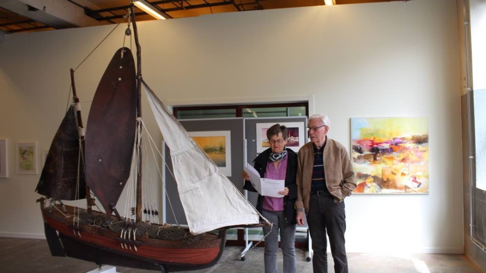 Birgitta och Arne Wallberg tittar på Rolf U Karlssons skulptur "Den som plöjer havet", där namnet kanske anspelar på att ett av seglen består av ett plogblad.