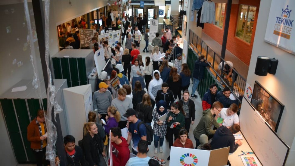 Omkring 35 elevgruppsutställningar visades upp under Hållbarhetsdagen på Vimmerby gymnasium.