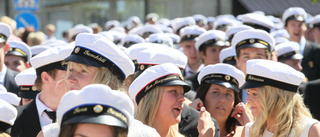 Här tågar studenterna i Mjölby