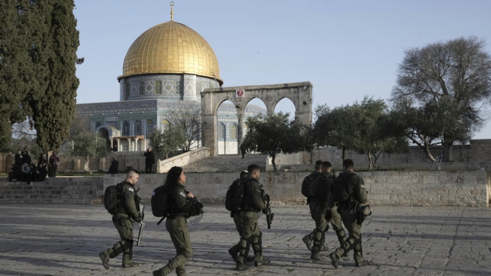 Israeliska säkerhetsstyrkor på Tempelberget på onsdagsmorgonen. På platsen ligger två världskända moskéer, Klippdomen på bilden och al-Aqsa-moskén.