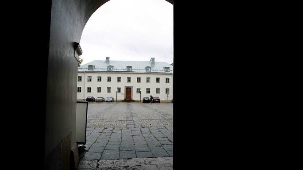 Annexet är betydligt yngre än Linköpings slott, som ligger på motsatt sida av den yttre borggården. 