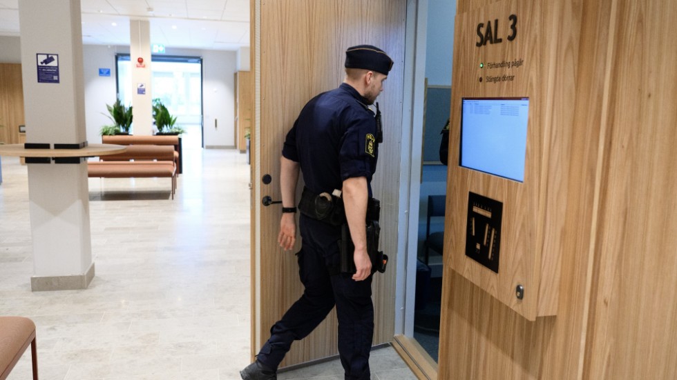 Eskilstuna tingsrätt höll häktningsförhandlingar i ärendet under långfredagen.