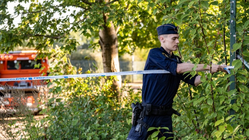 Polis på plats i Helsingborg efter att en man i 20-årsåldern skjutits till döds natten till torsdagen.