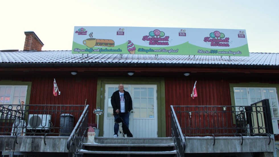 Förra året flyttade Karamellhörnan från lokalen på Stora torget i Kisa till Skolvägen i Rimforsa. Till en början innebar flytten ett lyft för affärerna, men trenden vände.