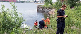 Kropp i vattnet utanför båthamnen