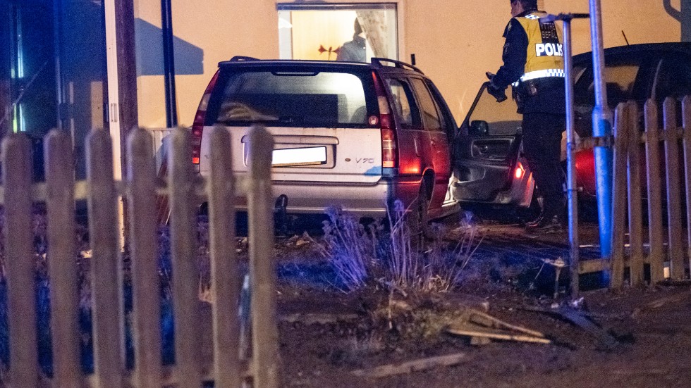En bilförare körde sent på söndagskvällen in i ett hus utanför Skurup.
