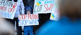 Hundratals protesterade mot kriget på Stora torget i Linköping