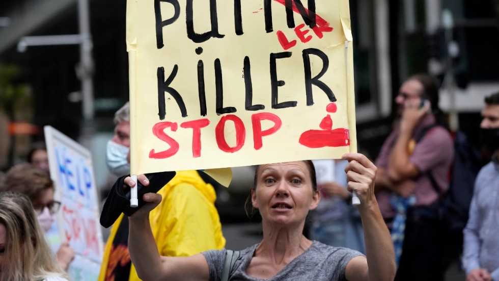 "I Ryssland utgår makten från Putin – i en demokrati från folket" skriver insändarskribenten. På bilden en kvinna under en demonstration i Sydney, Australien.